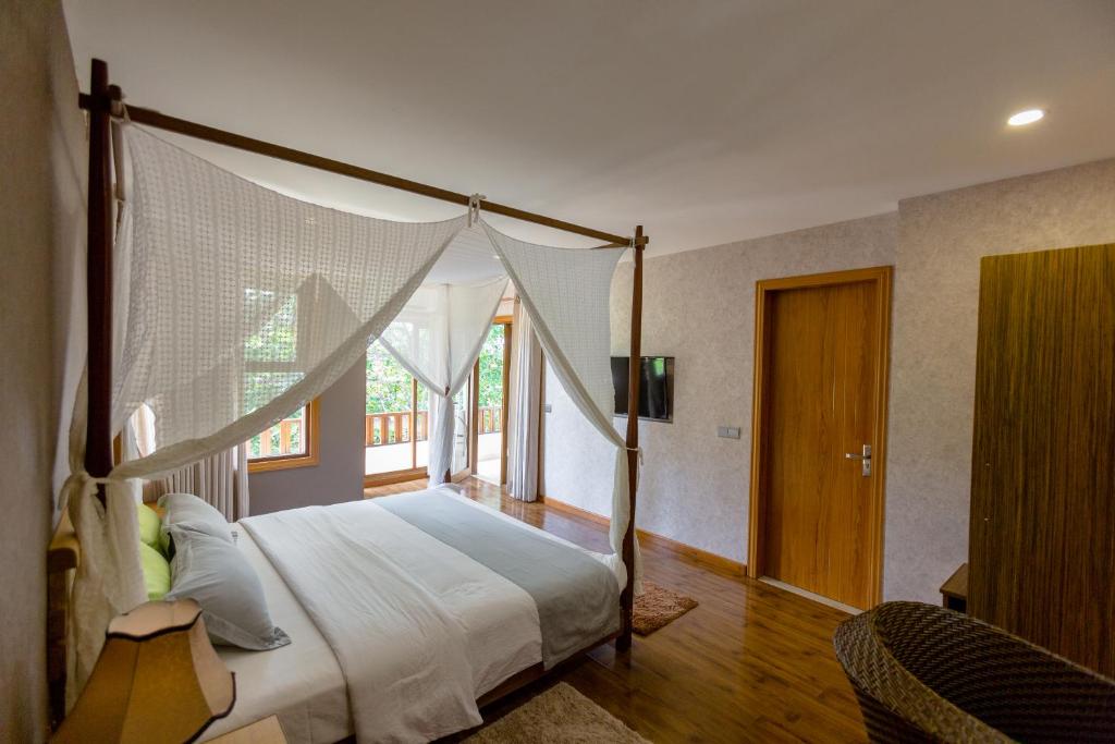 Grand Ocean View Suite - Image 2