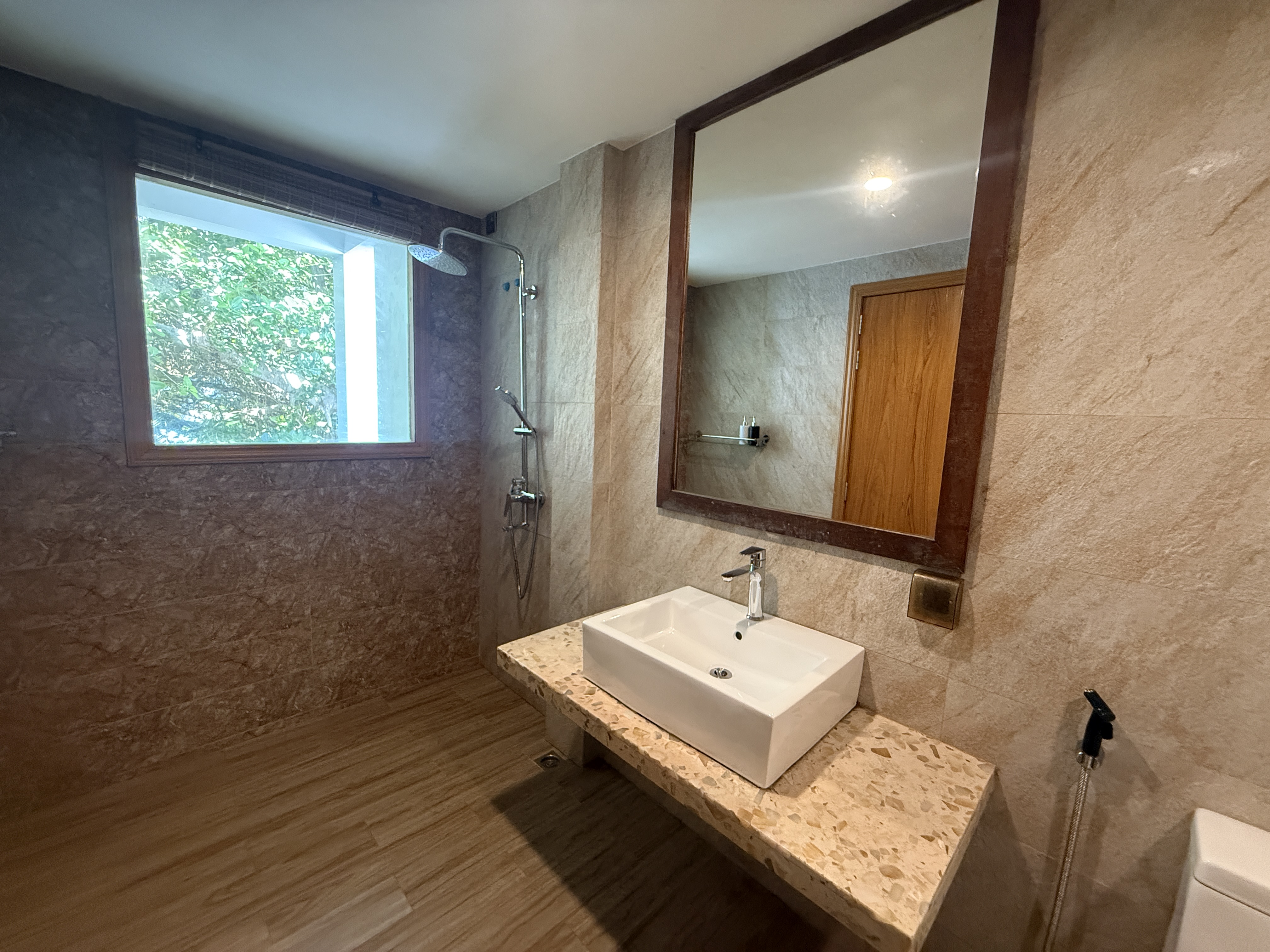 Sea View Suite - Image 9